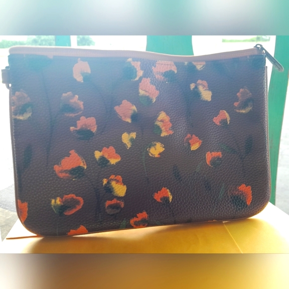 Thirty-One All About the Benjamins wristlet - Picture 1 of 3